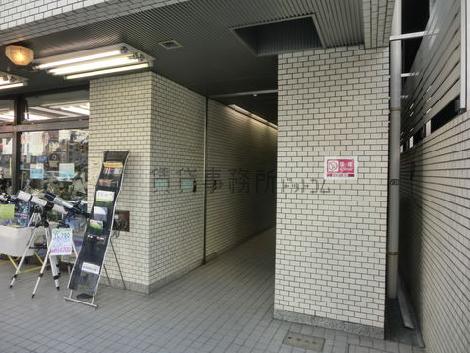 建物右側に玄関口になります