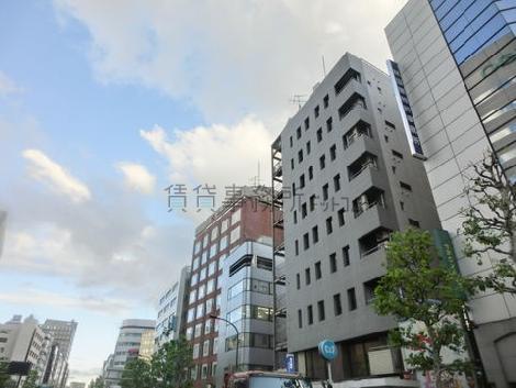 地下鉄の出口の目の前
