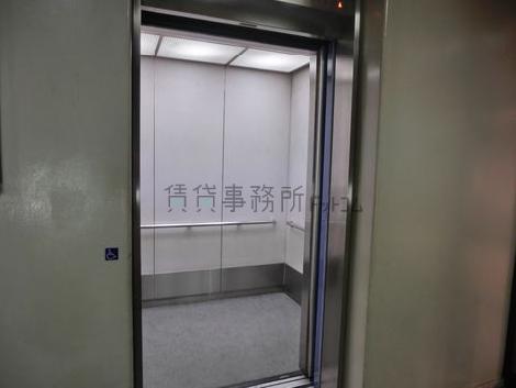 エレベーター内です