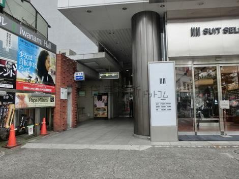 駅とビル入口です