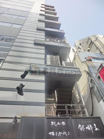 裏手に外階段が見えます