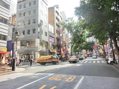 道玄坂交差点内に位置しています