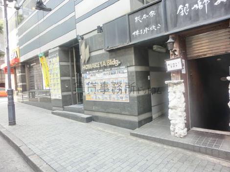 正面玄関周りを撮影