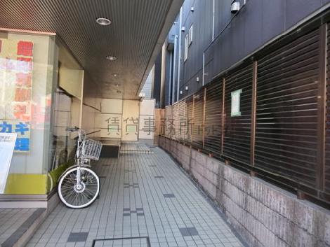 奥左手にエントランス入口があります