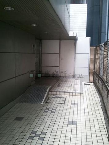 物件の右側面に玄関があります