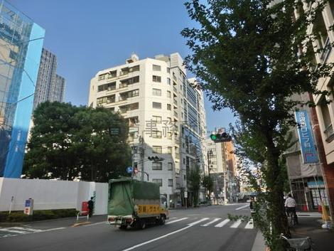 南側の道路、JR線路方向です
