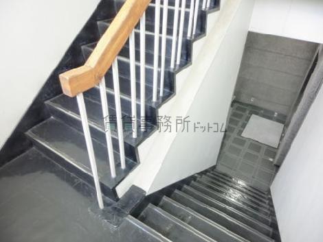 木製の手摺が配置されています