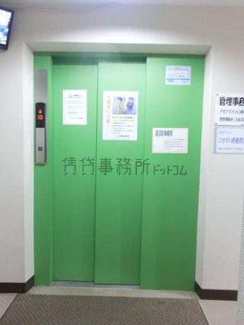 鮮やかなグリーン扉
