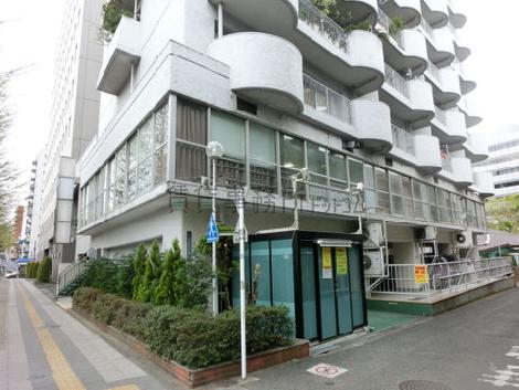 ガラス張りの2階部分