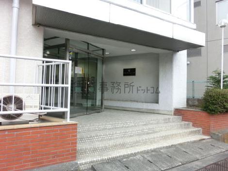 少し段差のある正面口