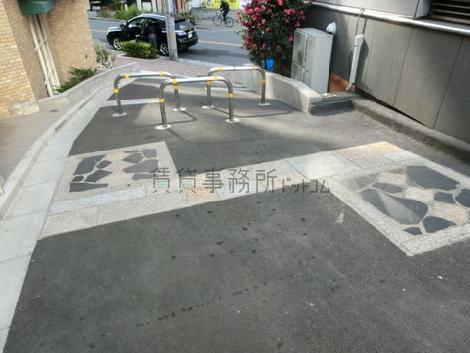建物側面歩道