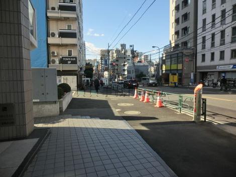 正面玄関前、余裕のスペースがございます