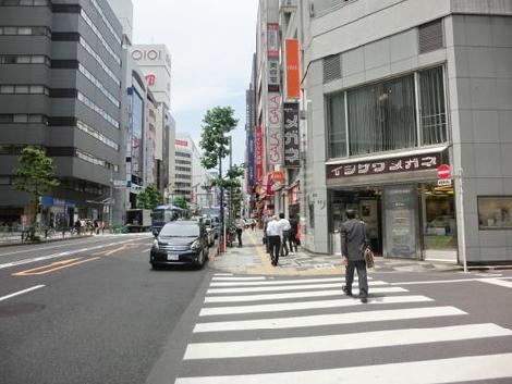 車通りに加え、人の通りも多くあります
