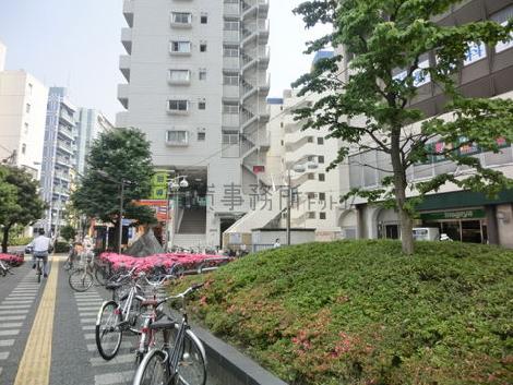 前面道路まで歩道が広いです