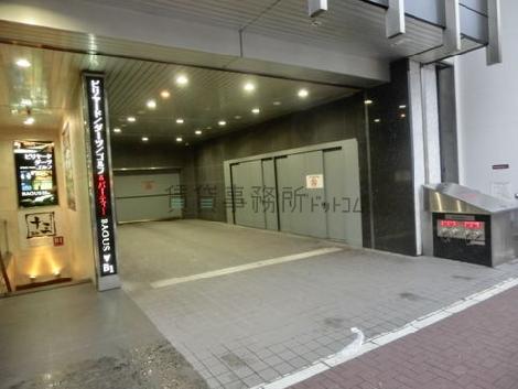 線路沿いの道路脇に駐車場が設置されています