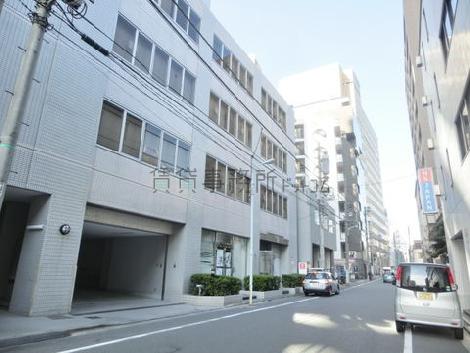茅場町駅へ向かう通りです