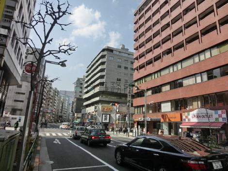 交通量の多い新宿通りです