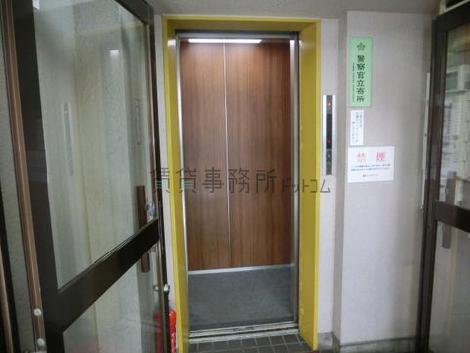 ６人乗りのエレベーターです　手前にドアはあります