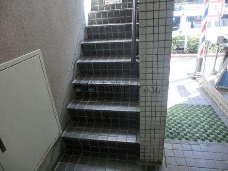 エントランス脇から登れます