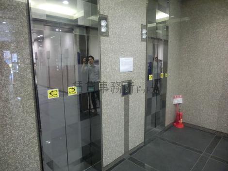 ９人乗りのエレベーターが２基あります