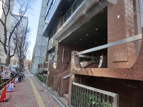 反対口前の歩道は比較的人通りが少ないです