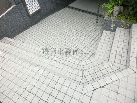 玄関部分は段差になっております