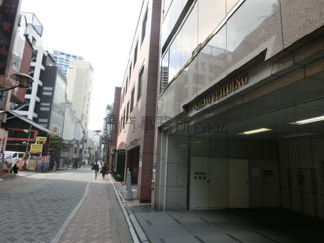 ビル前の道路です