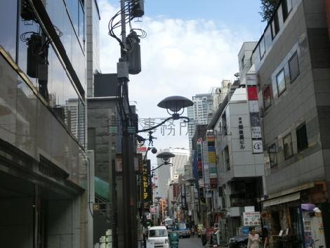 賑やかな通り沿いにあります