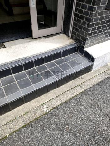 正面玄関は段差があります