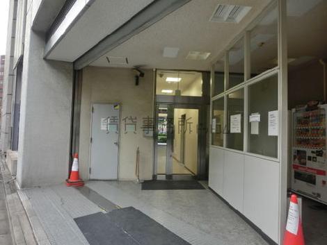 裏側通用口の左手には管理室があります