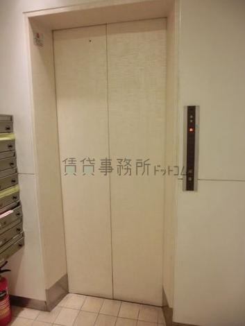 壁に溶け込むエレベーター