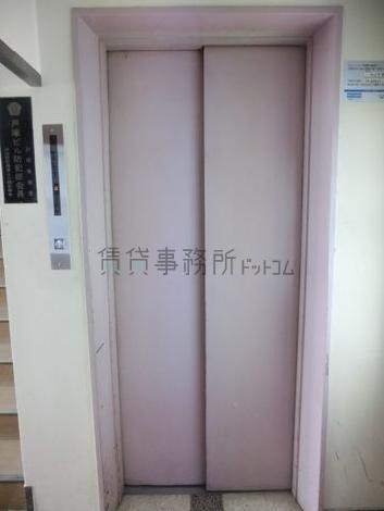 淡いピンクのエレベーターです
