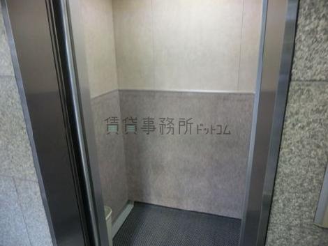 エレベーターの中