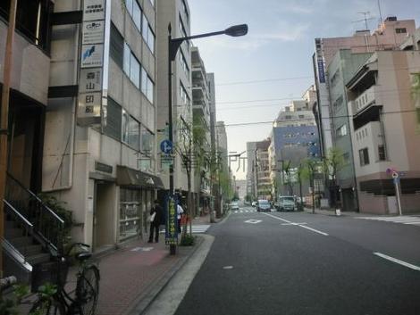 正面玄関前から、昭和通り方面