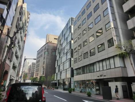 オフィスビルが建ち並びます