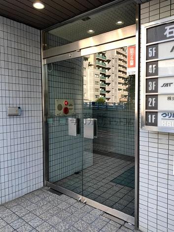 観音開きの入り口です