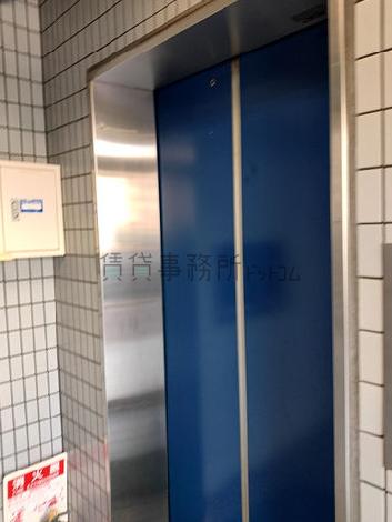 青色が特徴的なエレベーターですね