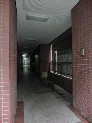 エントランスまで長い通路があります