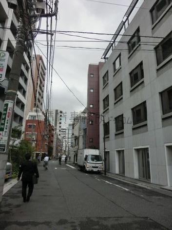正面の道です