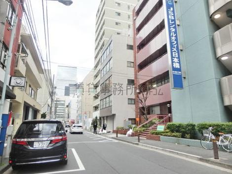 三越前駅へ向かう通りです