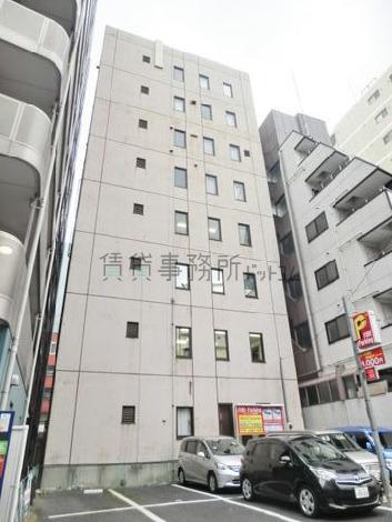 コインパーキングのある背面から見た外観