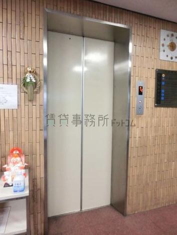 エレベーターの乗り場前