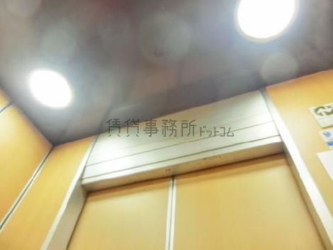 エレベーター内の天井照明