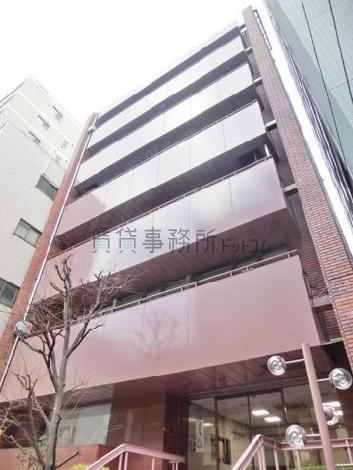 玄関前から見上げた外装