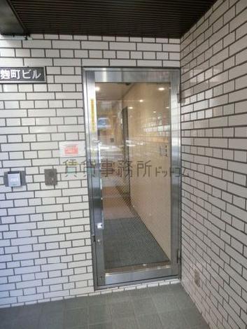 建物側面にあるガラスドア
