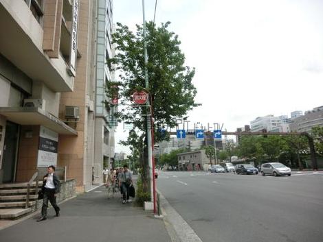駅方面からの人の流れがあります
