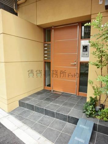 明るい色目の玄関回り