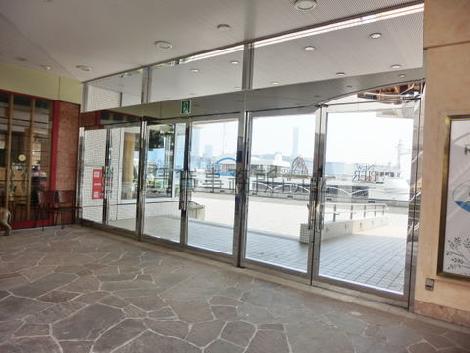 ワイドに広い玄関回り