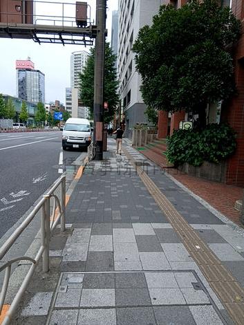 建物前の歩道