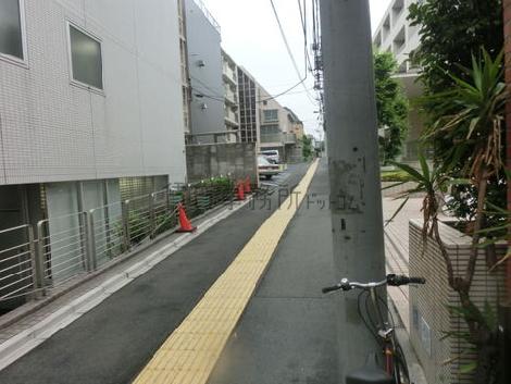 物件から入口から見た周辺です
